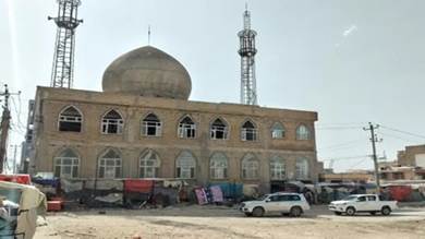  مسجد "سه دكان" في مزار الشريف في شمال أفغانستان كما بدا من الخارج بعد تفجير استهدفه في 21 بريل 2022.